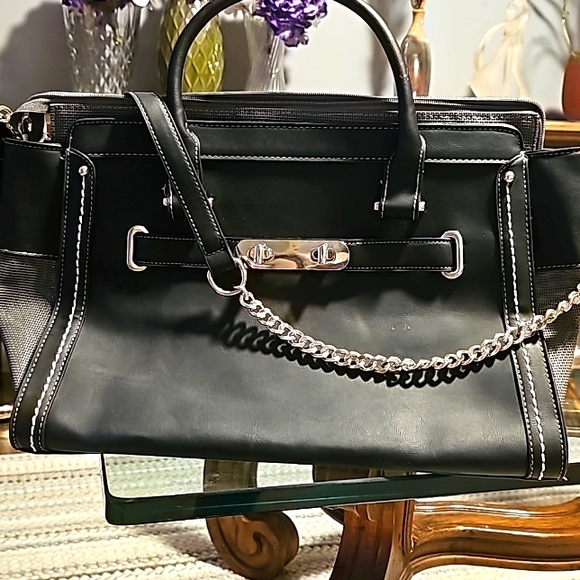 Portable Black Leather Pet Carrier Bag For Small Dogs/Cats Yorkshire Totes, Stra - Picture 1 of 9